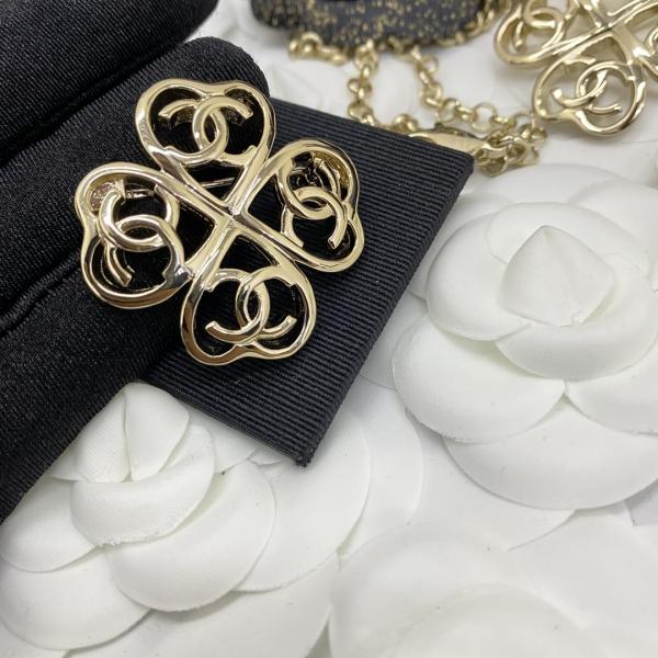 Hollow Out Luxury Brooch Pin Heart Clover Brooch 18K Gold Plated With Diamond