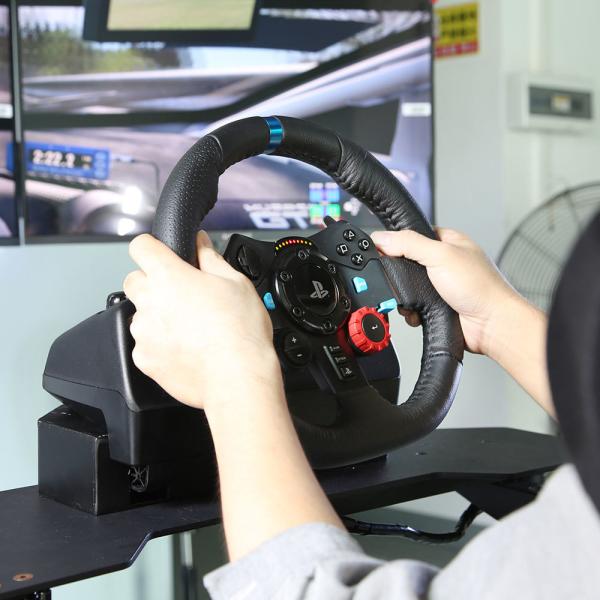 Simulateur de course de volant Centre d'entraînement de cockpit Jeux de course VR réalistes
