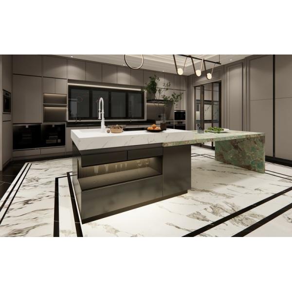 Cuisine en acier inoxydable de luxe en forme de U avec une île impressionnante