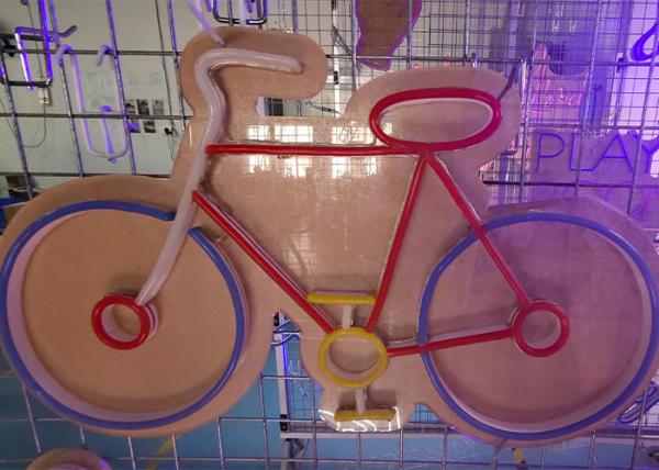Las ligeras señales llevadas por encargo de Vasten montan en bicicleta la cartelera de la señal de neón