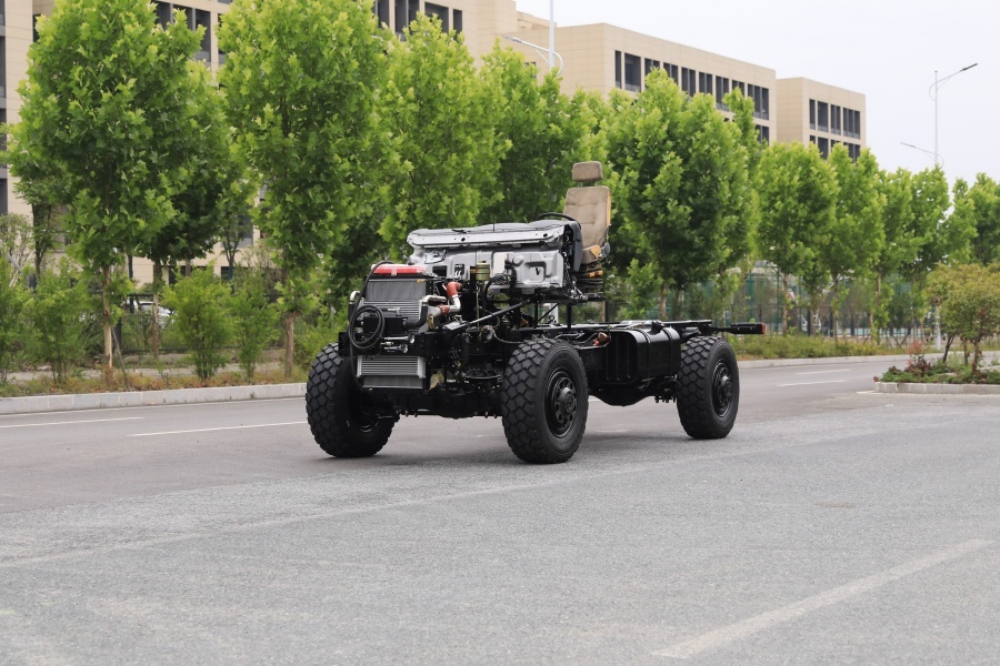 4×4 Off-road Heavy Duty Truck Chassis with ISDe300 Engine, Automatic Transmission For Export