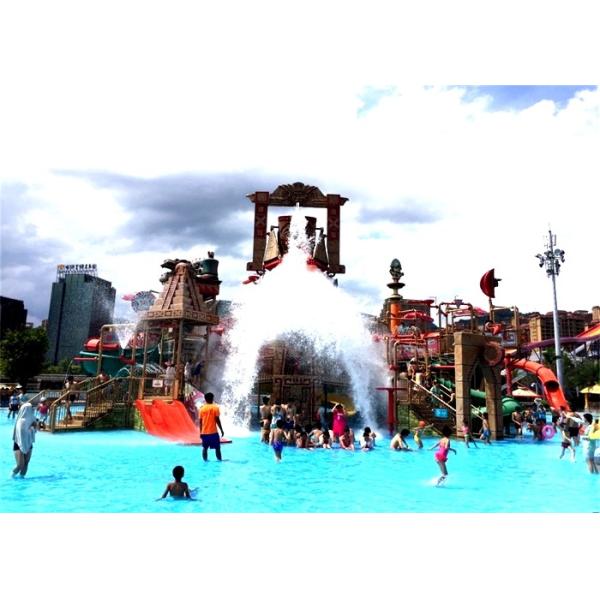 на открытом воздухе дети спортивной площадки Aqua 30m3/h мочат оборудование игры