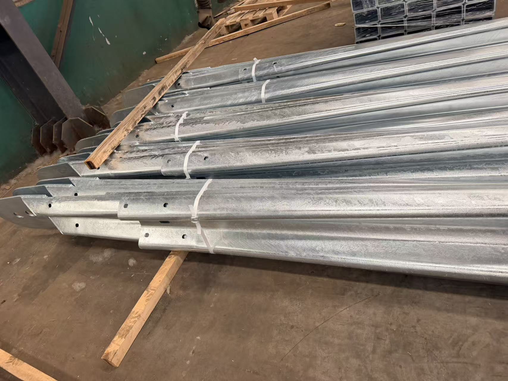 Custom Bent Galvanized W Beam Guardrail 2320mm - 5320mm Road Curve W Beam Fence