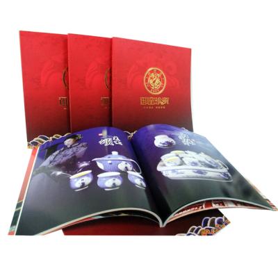 En cousant la stratification brillante obligatoire sur la couverture, repérez le service d'impression Softcover UV de livre
