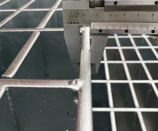 Hot Dipped Galvanized Heavy Duty Steel Grating Corrosion Resistant Drain Grate for Sewers and Driveways