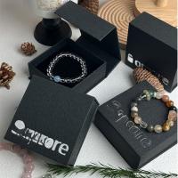 Elegante caja de regalo rígida con textura de cuero negro para pulseras o regalos pequeños