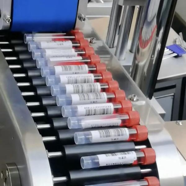 Aplicador de etiquetas controlado por PLC para produtos em cilindros em instalações de fabrico químico