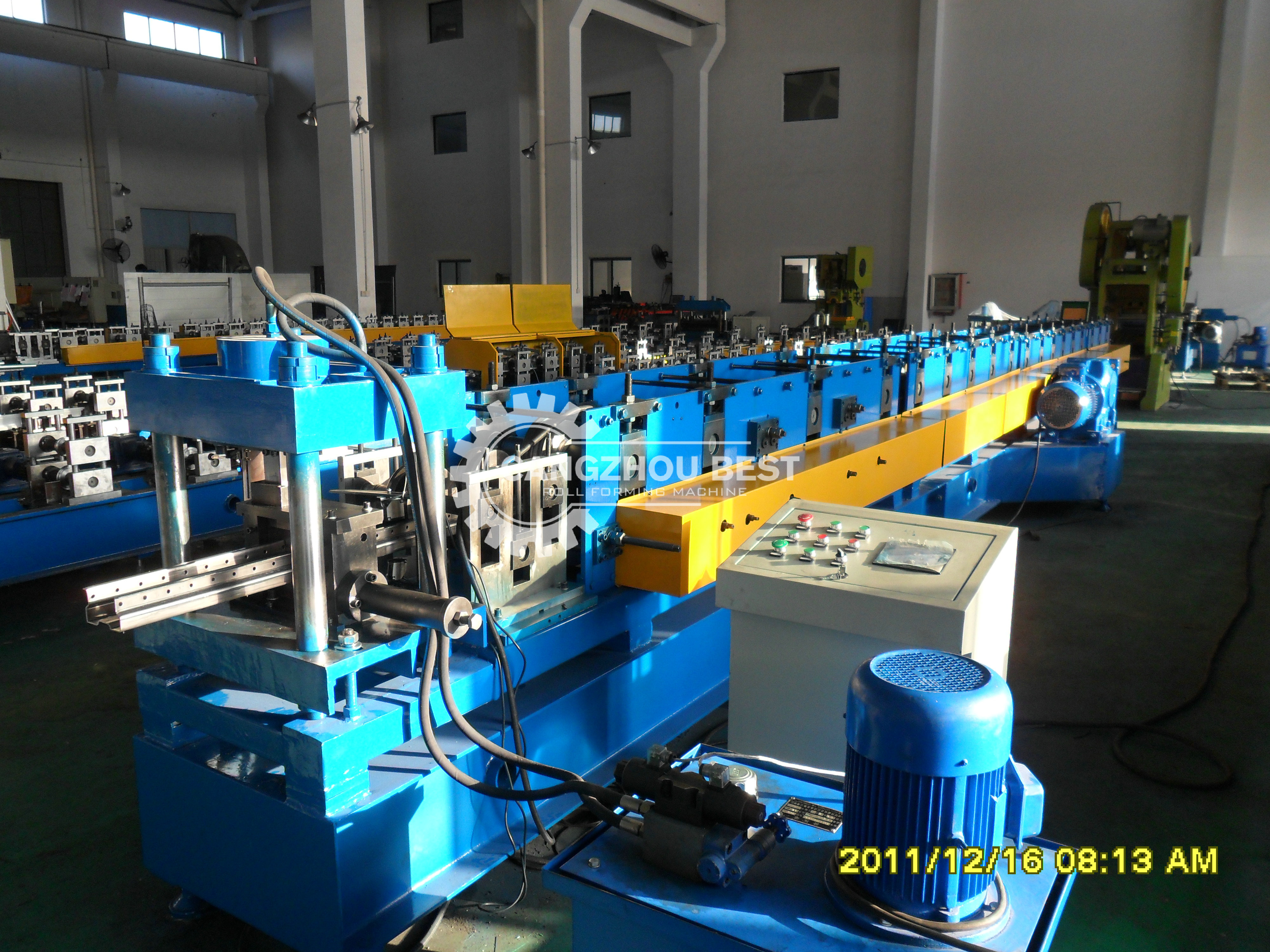 Крен 11kw шкафа 2.5mm панели полки чистосердечный формируя машину