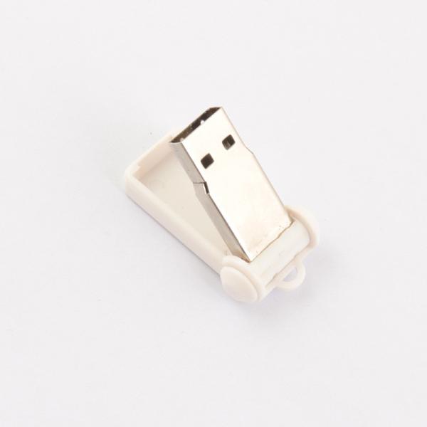 Переработанный USB-накопитель с полной памятью, подключенный к флеш-накопителю с помощью чипов Toshiba