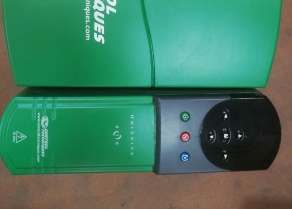 UNI3403 LECTEUR 46AMP 3PHASE 30HP 380-480VAC 22KW UNIDRIVE, s'il emploie notre caractéristique instantanée en ligne de citation