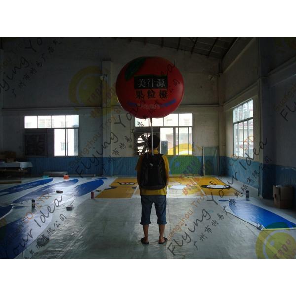 La tierra enorme durable hincha el globo, los globos llenados helio inflable