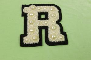 fibre du noir 3D avec le modèle de police de corrections de broderie des bugles