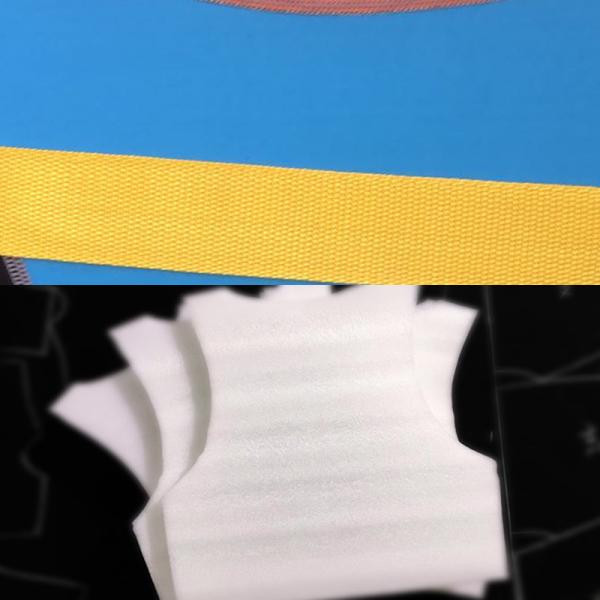 Взрослые дети сплавляются на каяке каноэ полоща спасательный жилет PFD