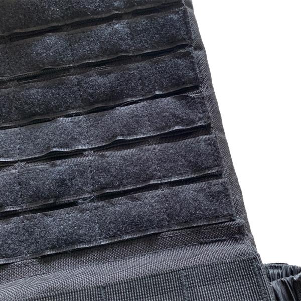 Черный спортивный жилет на открытом воздухе с системой быстрого освобождения