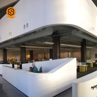 Contador longo de superfície contínuo branco sem emenda da recepção da mesa de recepção