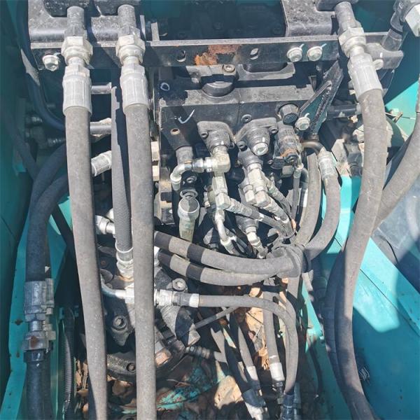 Excavadora Kobelco SK140-8 con capacidad de 0.57 m3 en Shanghai