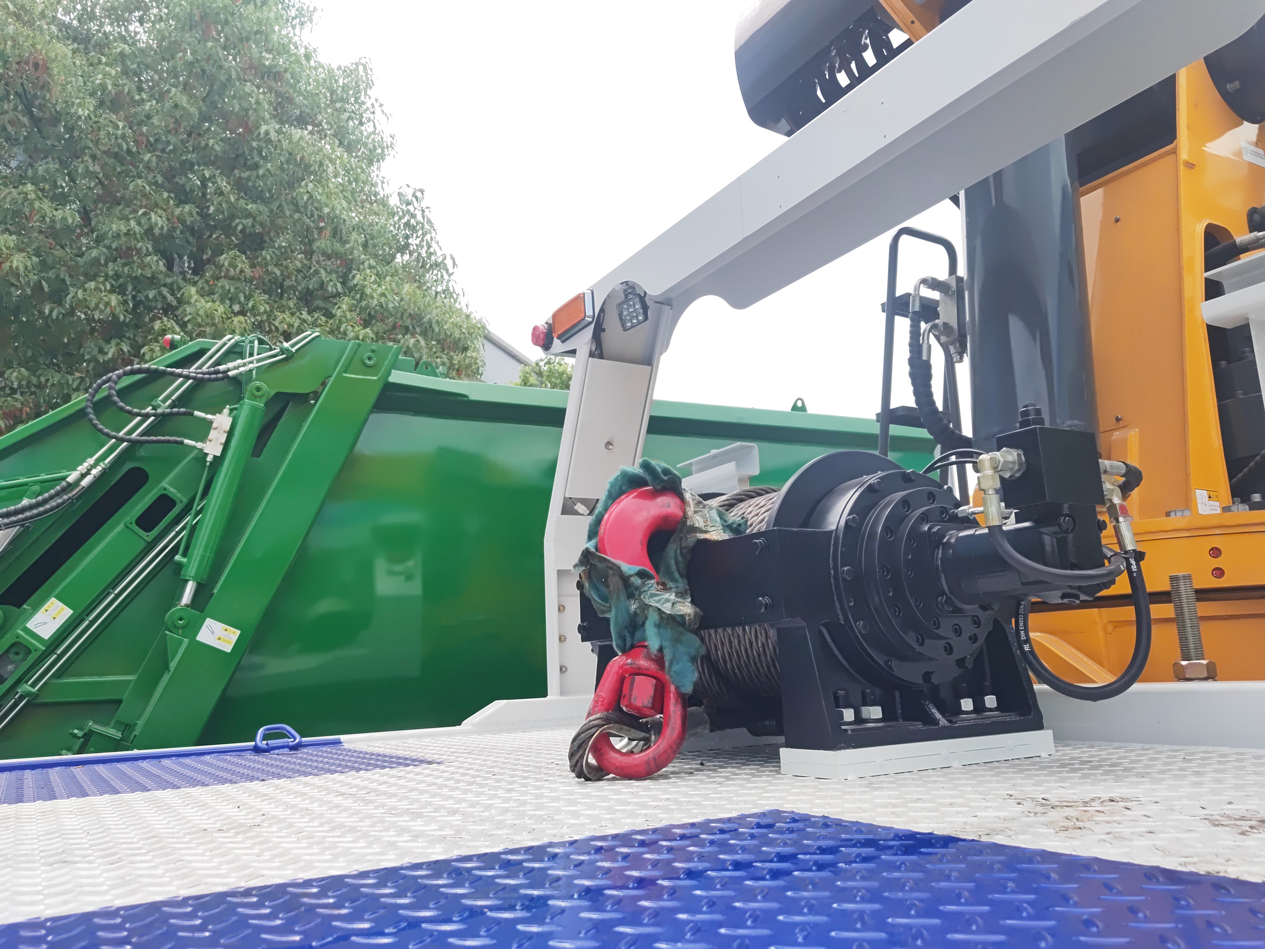 HOWO Tow Truck Heavy Duty Wrecker Truck with XCMG GSQS350-5 Crane 14 Ton 16 Ton Recovery Truck for Saudi Arabia
