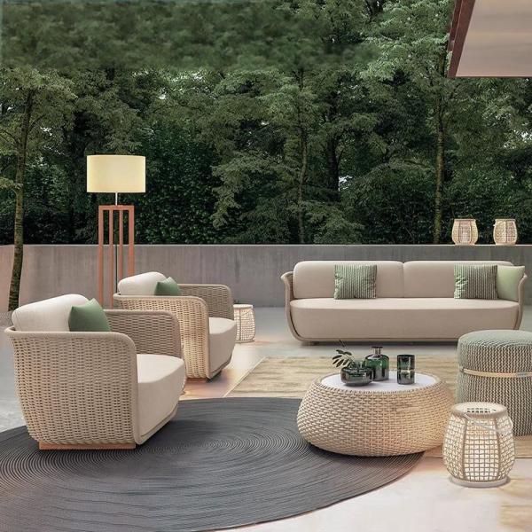 Hôtel de luxe cinq étoiles, combinaison de canapés en rotin.