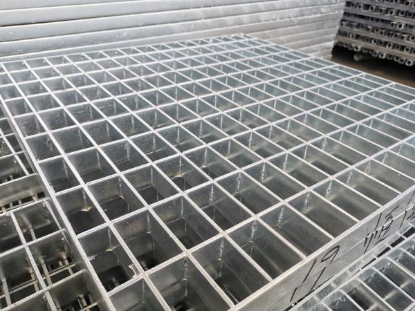 Flat Type 76mm Galvanised Steel Grid Heat Dissipation Stair Grating NAAMM Standard