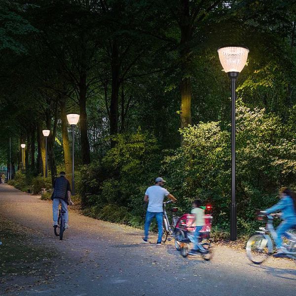 IP65 Waterproof Solar Garden Lamp with 2835 LED and LiFePO4 Battery for Outdoor Lighting