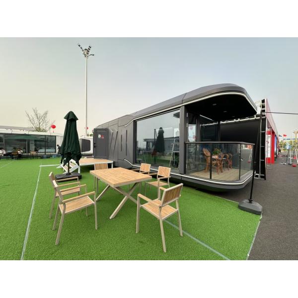 Casa cápsula espacial modular con estructura de aluminio e iluminación LED