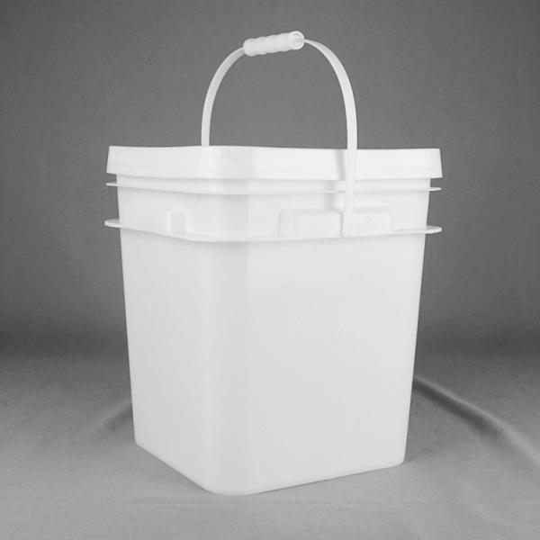 Gérer un récipient en plastique carré de 10 litres