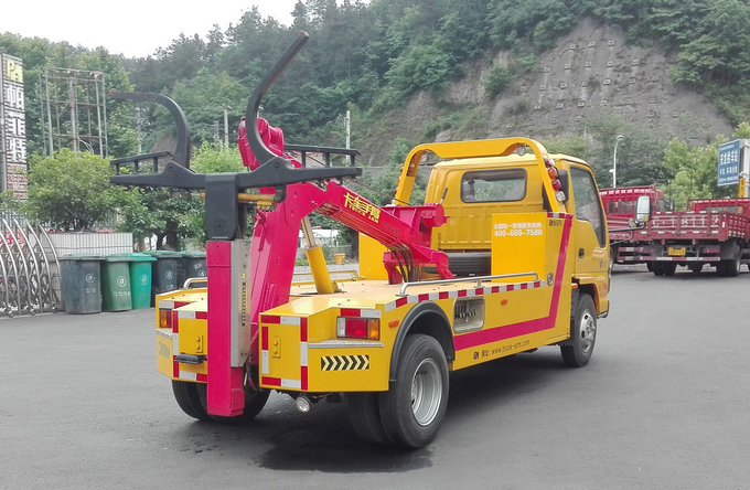 Стройщик грузовика Isuzu 600P, используемый, модель 4 * 2, режим привода 130 л.с.
