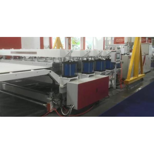 Машины для экструдирования пластиковых листов из ПВХ с пенообразующими панелями