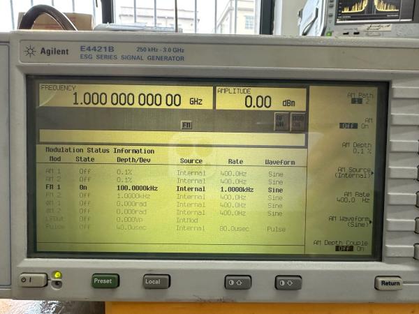 Agilent Signal Generator E4421B  2 GHz ESG-AP Analog / Vector Signal Generator