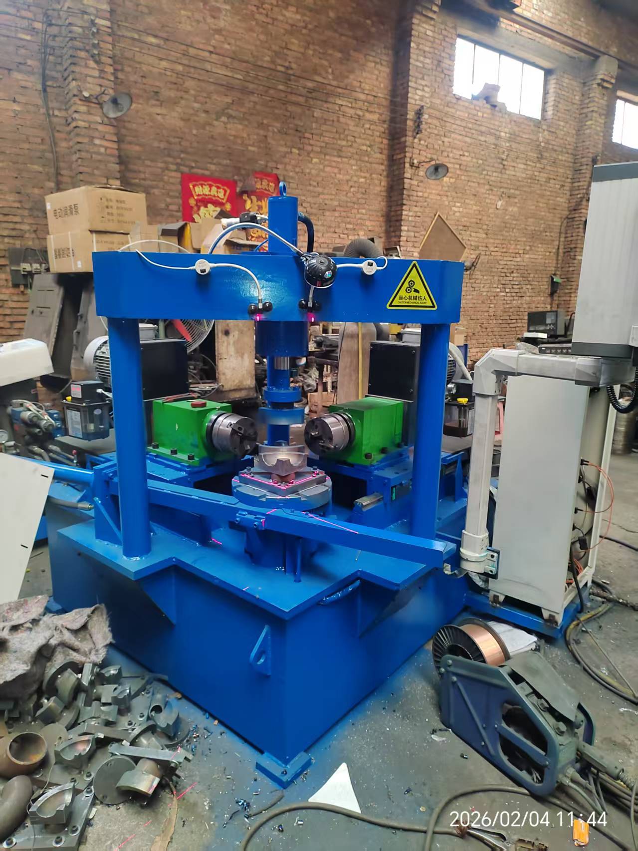 The fully automatic double head pipe elbow machine and chamfering machine has high work efficiency and is sturdy and stable.