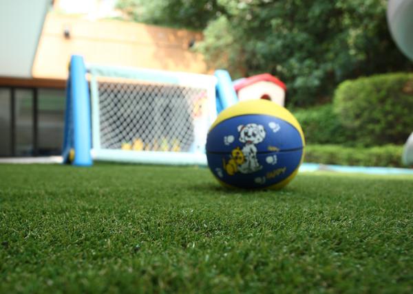 Grama artificial para ajardinar, tapete falsificado verde do campo de jogos das crianças da grama