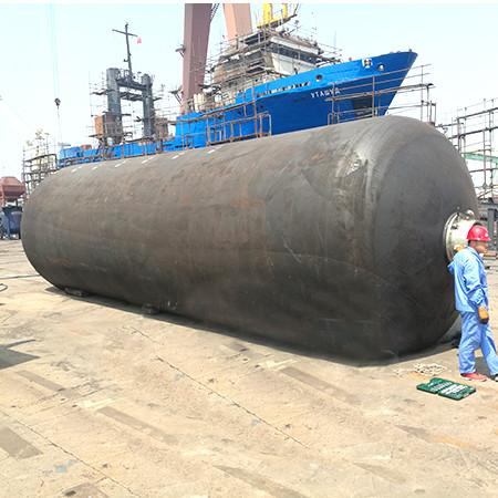Para-choque submarino apropriado para os submarinos ou os navios cujo o ponto de impacto pode estar abaixo da linha de flutuação.