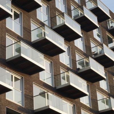 Bardage en verre résidentiel pour terrasses extérieures Balustrade en verre trempé coupée à la taille Manche en verre sans cadre Balcon en verre sans couture
