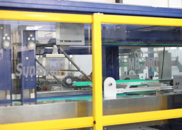Emballage automatique de rétrécissement de la chaleur de film de PE avec le carton Trayer enveloppant la machine à emballer