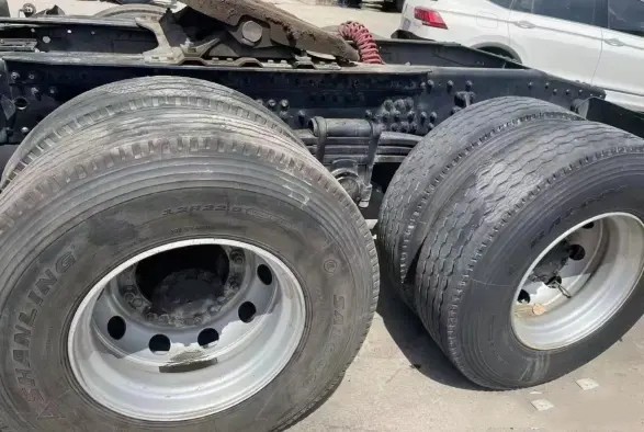 Подержанный трейлер с коробкой для лошадей 2021 год Красный цвет 6×4 Режим привода Вайчай Двигатель 460хп использовал тележку трактора ФАВ