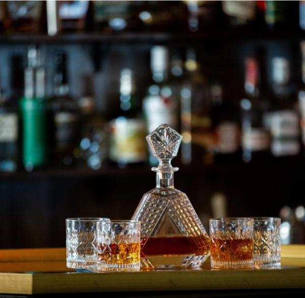 Rubber Stopper Sealed Wine Decanter Crystal Glass Unique Shape Engraved Whisky Bottle