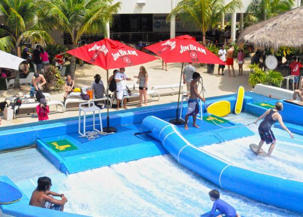 Passeio exterior da água de Flowrider do jogo do Aqua para o esporte surfando Skateboarding