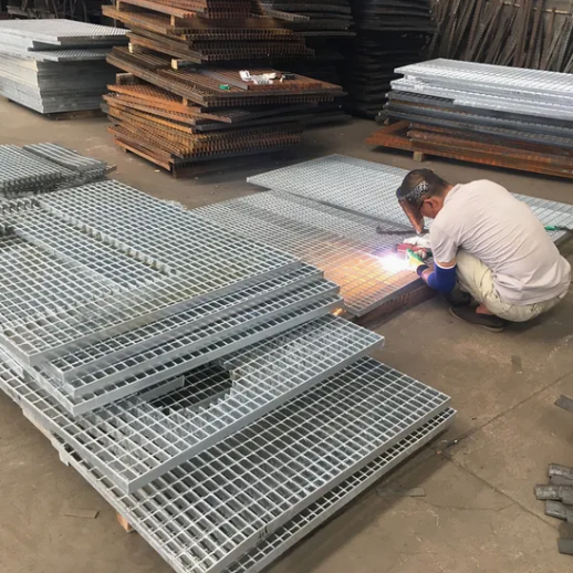 Hot-Dipped Galvanized Steel Grating with Standard YB/T 4001.1-2007 ANSI/NAAMM(MBG531-88) and BS4592-1987 for Security Fence