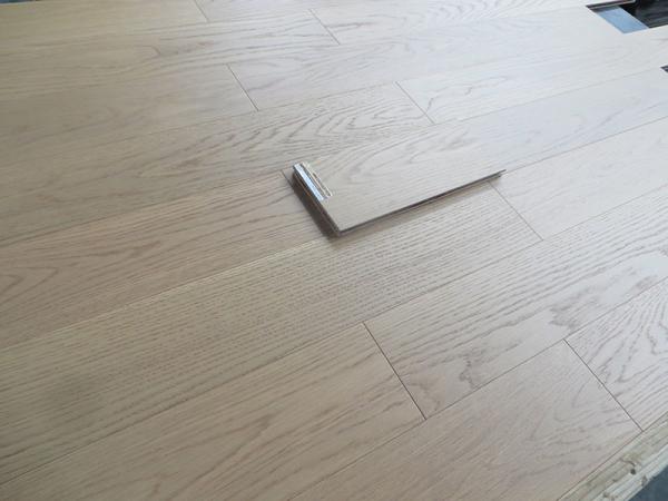 Le chêne blanc américain a machiné le plancher avec a choisi un de catégorie B. lumière souillée pour différentes conceptions