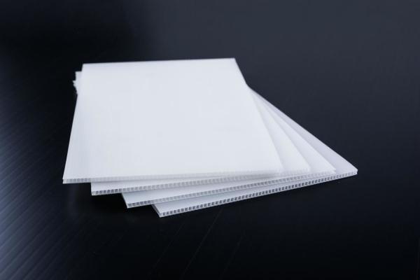 White Polypropylene Hollow Sheet UV Resistant Lightweight Plastic Boards Anti Pressure