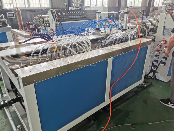Machine à extruder des panneaux de plafond en PVC de 250 mm de large