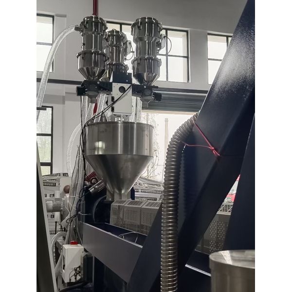 Integrated Drying & Automatic Feeding System, 300kg SS Hopper – PP Band Extrusion Line