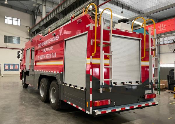Caminhão de bombeiros de espuma IVECO 10000L 213kw cor vermelha com cabine dupla