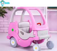 Des enfants écologiques jouent avec une voiture pour le parc d'attractions.