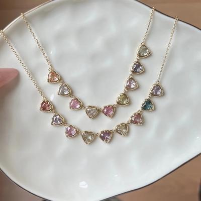 Collier en forme de cœur en saphir et en zirconium cube