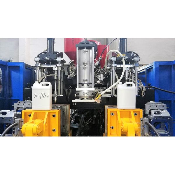 HDPE PP Plastic Processed Blow Molding Machine For 5 Liter Jerry Can Engine Oil Bottle Chemical Container Manufacturing