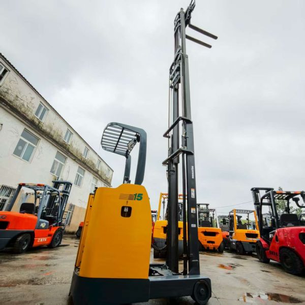 1.5T Load Unmanned Forklift Agv Robot Pallet 3D Obstacle Avoidance Two-Way Driving Stably Runs Telescopic Arm Komatsu Forklift