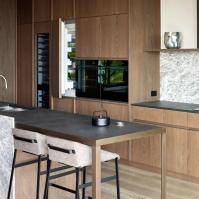 Armoire de cuisine en quartz de style moderne avec placage en bois de chêne d'île