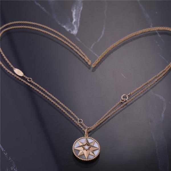 Rose Des Vents Medallion Necklace en or 18k jaune avec Diamond Mother Pearl