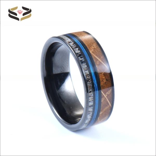 8 mm Ring de tungstène plaqué noir Baril de whisky Bois lignes de pêche bleues avec incrustation de corneille
